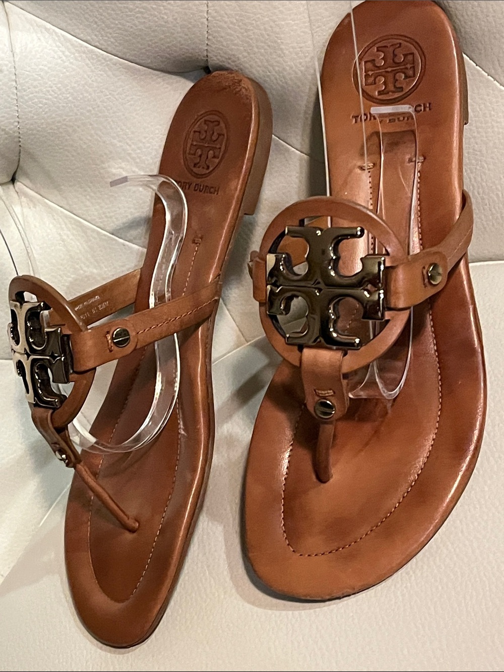 Tory Burch Tan Leather Gold Logo Thong Sandals Beautiful Eye Catching Luxury - Picture 4 of 15